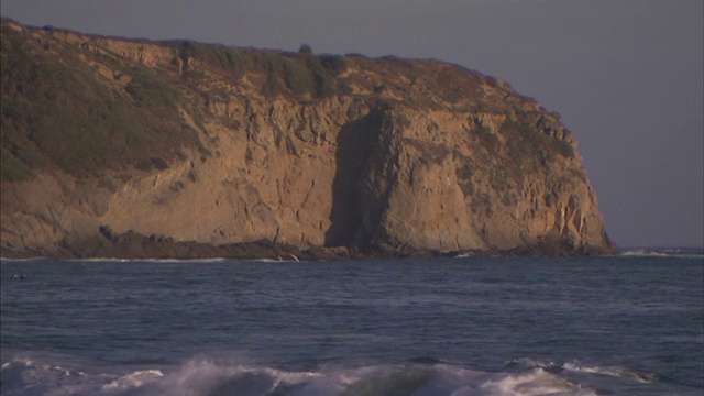 海浪冲刷着洛杉矶附近的海岸悬崖。视频素材