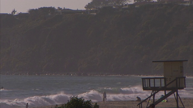 风筝冲浪者在水面上滑行。视频素材