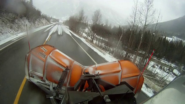 在科罗拉多州，一台扫雪机正在清理一条高山路上的积雪。视频素材