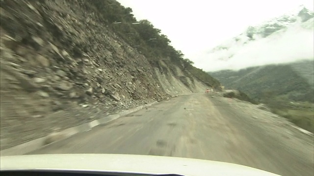 一辆汽车在安第斯山脉崎岖狭窄的道路上行驶。视频素材