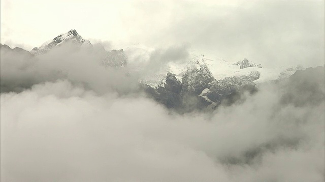 秘鲁白雪皑皑的山峰下，乌云密布。视频素材