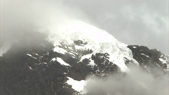 秘鲁的一座雪山被雾带环绕。视频素材