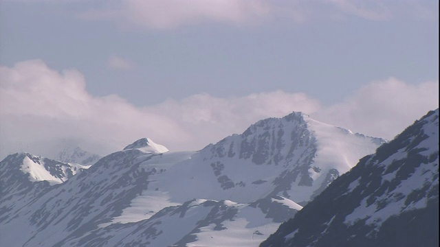 大雪覆盖了阿拉斯加的山峰。视频素材