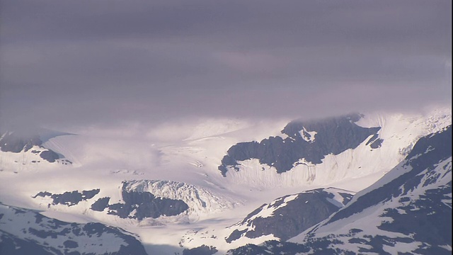 在阿拉斯加，浓密的乌云遮住了雪山的山峰。视频素材