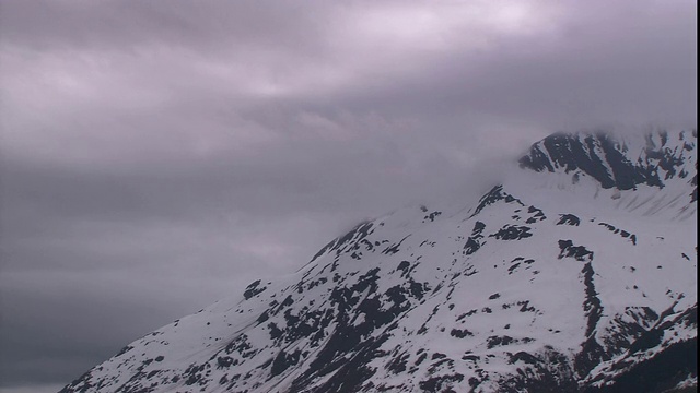 乌云笼罩着阿拉斯加的雪山。视频素材