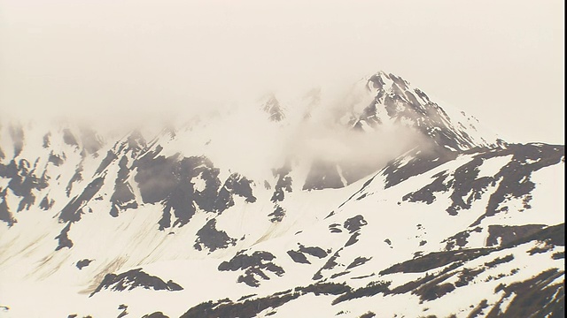 低云层环绕着阿拉斯加雪山的山峰。视频素材