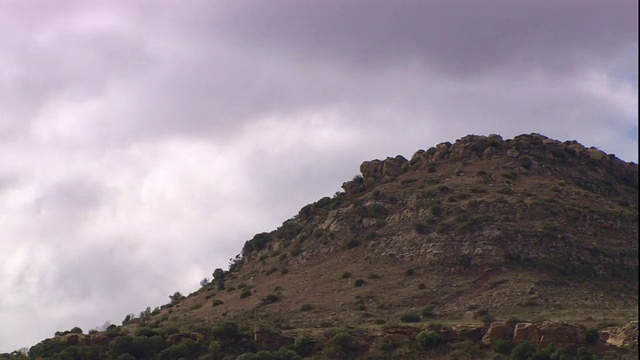 暴风云呼啸而过一座山峰。视频素材