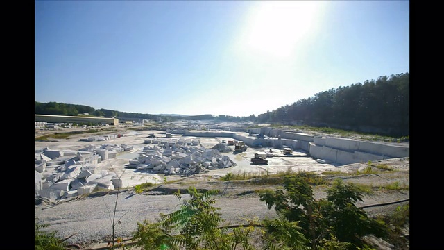 重型机械在采石场搬运花岗岩块。视频素材