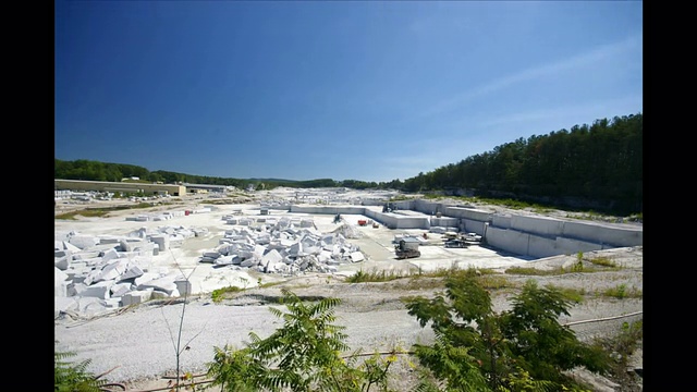 重型机械在采石场搬运花岗岩块。视频素材