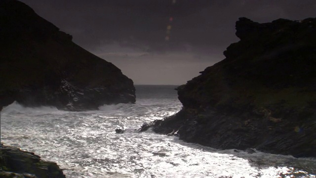 岩石峭壁耸立在英格兰海岸的一个水湾上。视频素材