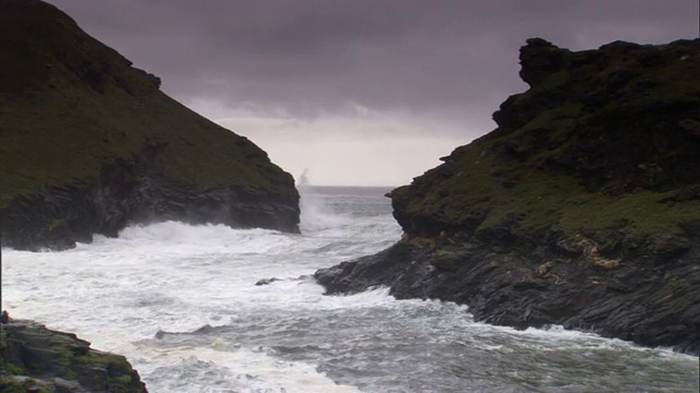 海浪冲入英格兰海岸的一个小湾。视频素材