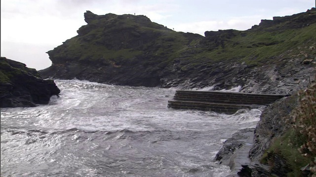 海浪冲击着多岩石的海岸。视频素材