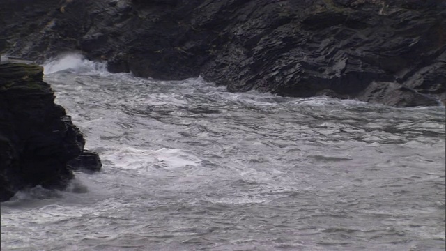 海浪冲击着海岸的悬崖。视频素材