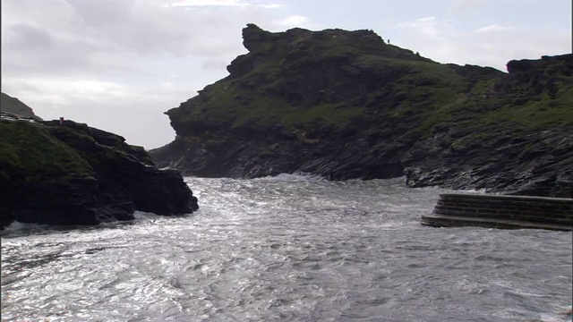 海浪冲击着多岩石的海岸。视频素材