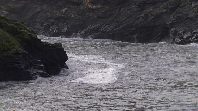 海浪冲击着悬崖。视频素材