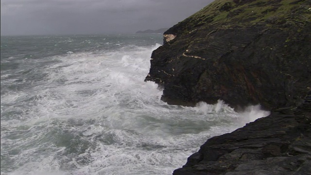 海浪冲击着悬崖。视频素材