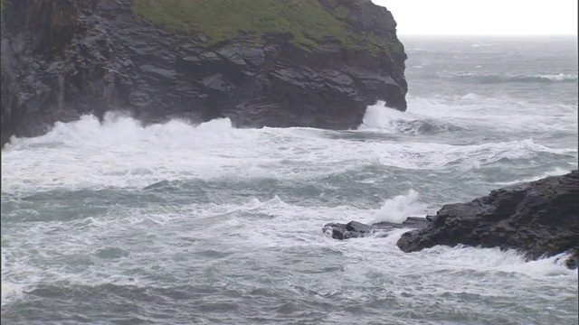 海浪冲击着崎岖的悬崖。视频素材