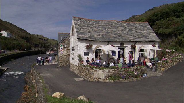 一个古雅的餐厅的户外庭院在Boscastle，英格兰的一条河。视频素材