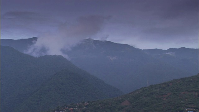 烟雾从山区的山脊上升起。视频素材