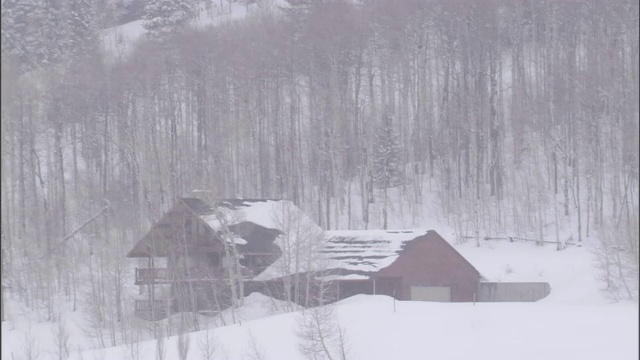 暴风雪中，雪覆盖了谷仓。视频素材