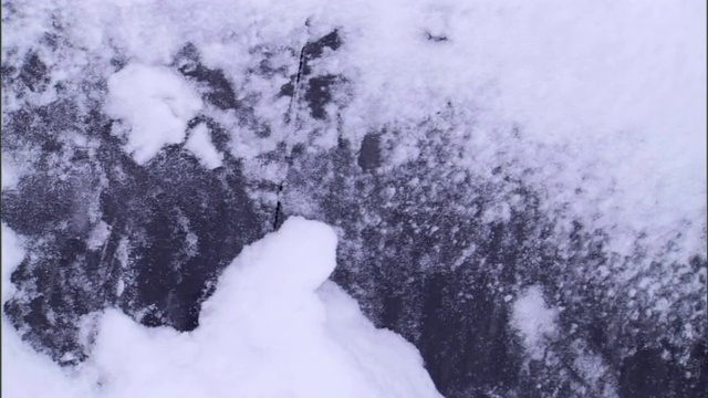 大雪把一辆SUV埋在了暴风雪中。视频素材