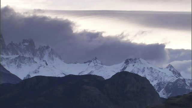 金色的阳光照耀着雪山的山峰。视频素材