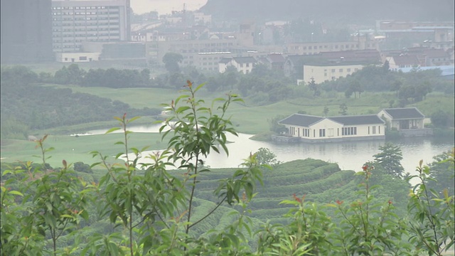 中国上海的春春度假酒店，西湖的湖岸有许多梯田。视频素材