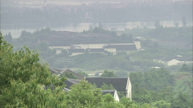 在中国上海，西湖将一座梯田山与富春大酒店分开。视频素材