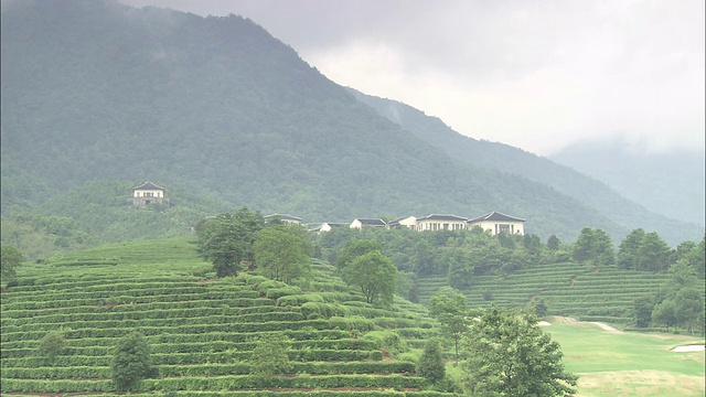 在中国上海的富春度假村，乌云笼罩着梯田般的山丘。视频素材