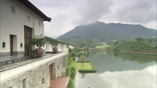 在中国上海的一个阴天，富春酒店面对着湖边的露台。视频素材