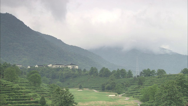 在中国上海的富春度假村，雾气弥漫在梯田附近的山上。视频素材