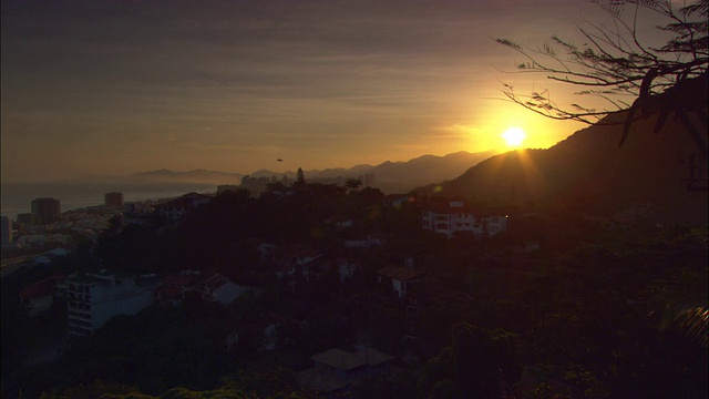 在巴西的里约热内卢，夕阳在地平线上闪闪发光。视频素材