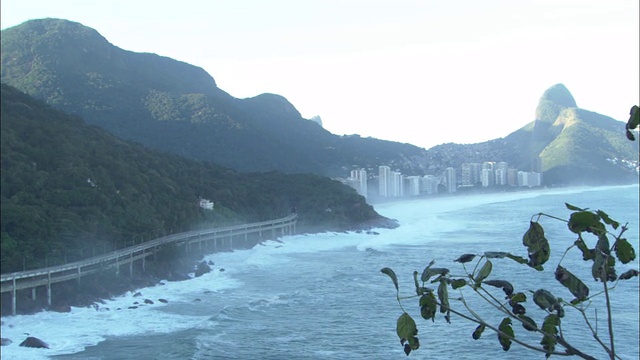 巴西里约热内卢的海岸上，一座公路桥弯弯曲曲。视频素材