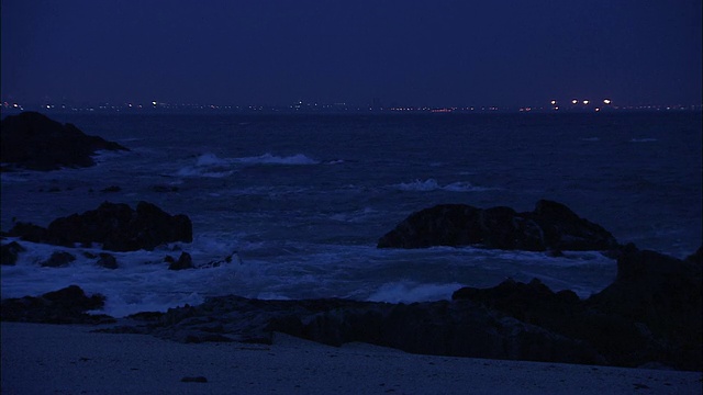 海浪冲击着海角半岛的岩石海岸。视频素材