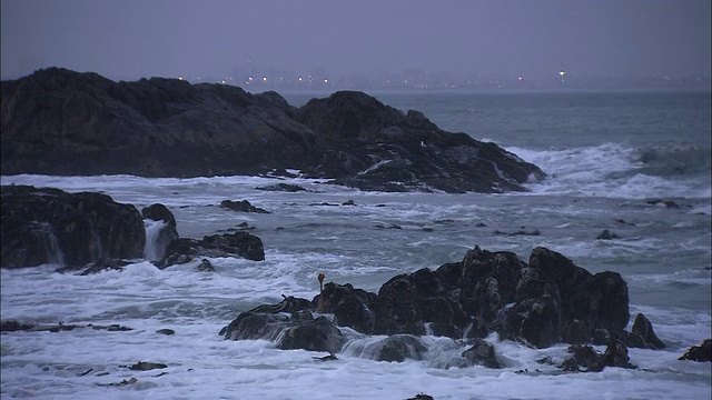 海浪冲击着南非的岩石海岸视频素材