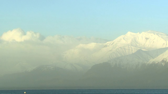 云遮住了雪山的山峰。视频素材