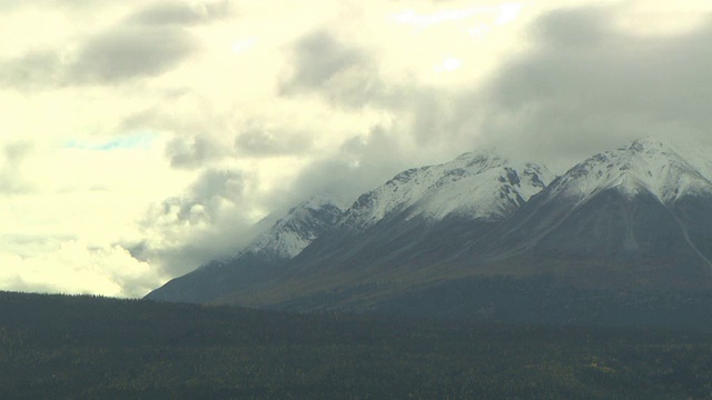 低云在雪山上翻滚。视频素材