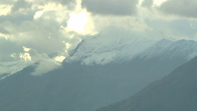 云在雪山的山脊上奔跑。视频素材