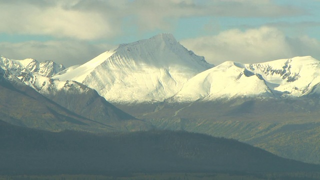 乌云在雪山上翻滚。视频素材