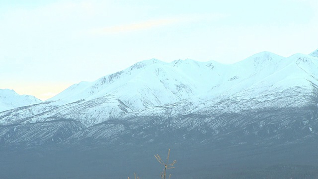 云在雪山上赛跑。视频素材