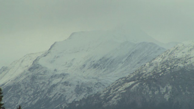 乌云掠过雪山。视频素材