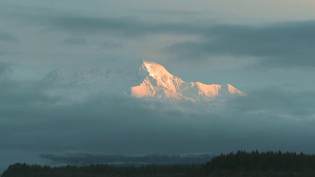 低云层遮蔽了阿拉斯加的雪山山峰。视频素材