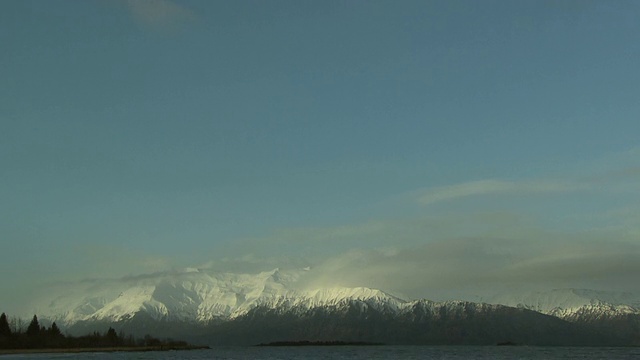 低云聚集在雪山上。视频素材