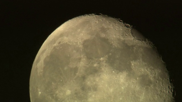 夜空中升起一轮凸月。视频素材