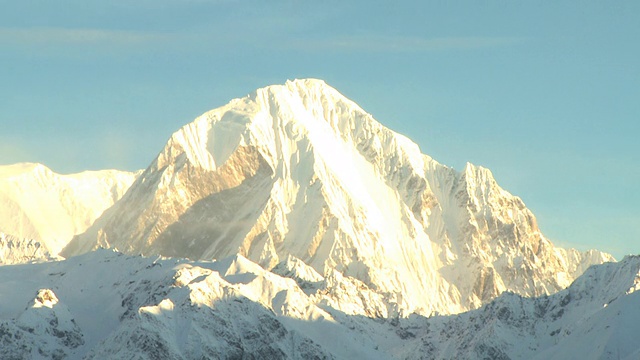 一团云飘过崎岖的雪峰。视频素材