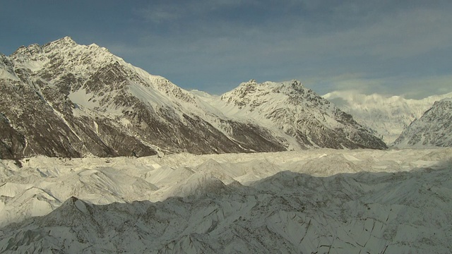 云在雪山上飘过。视频素材