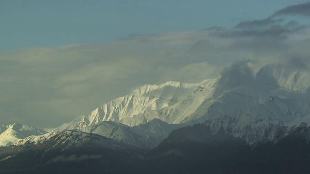 低低的，缕缕的云飘过雪峰。视频素材