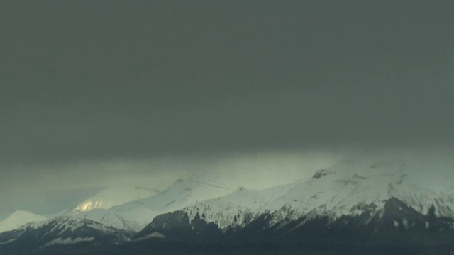 低低的乌云掠过雪山。视频素材