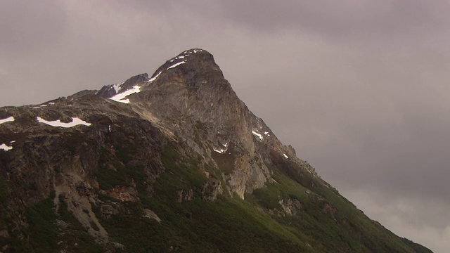 云在头顶飘过，阴影在山峰上移动。视频素材