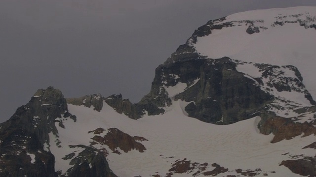 大雪覆盖着山脉的山峰。视频素材